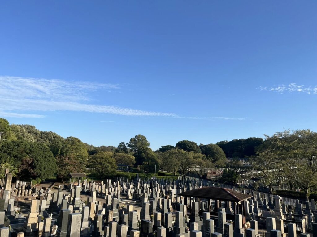 晴れた日の平和公園の墓地と緑の木々