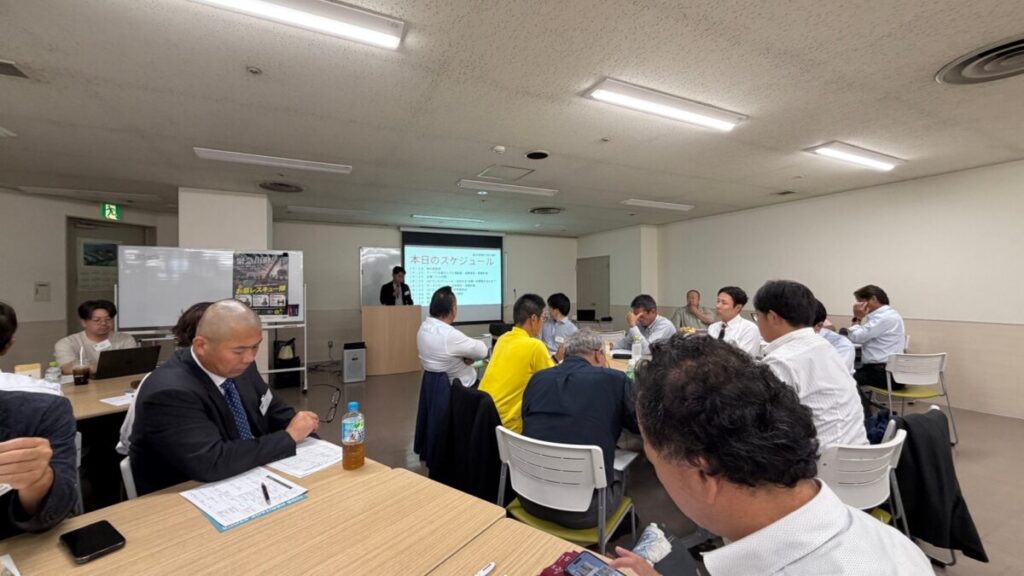 支部長連絡会議で各地の報告を聞く石材店の支部長たち